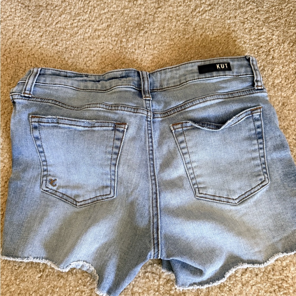 Kut from the Kloth Women's Frayed Hem Jean Shorts - Light Blue - Picture 4 of 6
